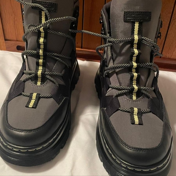 NEW DR. MARTENS MENS BOOTS SIZE 11 M / 12 L - Picture 14 of 15